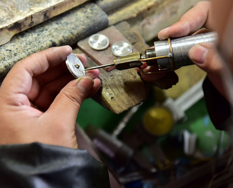 1519609337460206.jpg 三等獎(jiǎng):方健鋒攝影作品《一絲不茍》.jpg